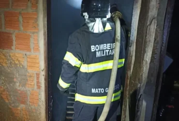 Bombeiros combatem incêndios em residências em Mato Grosso nesta segunda-feira