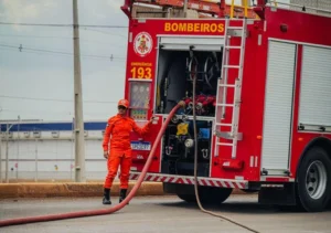 Bombeiro ao lado de caminhão