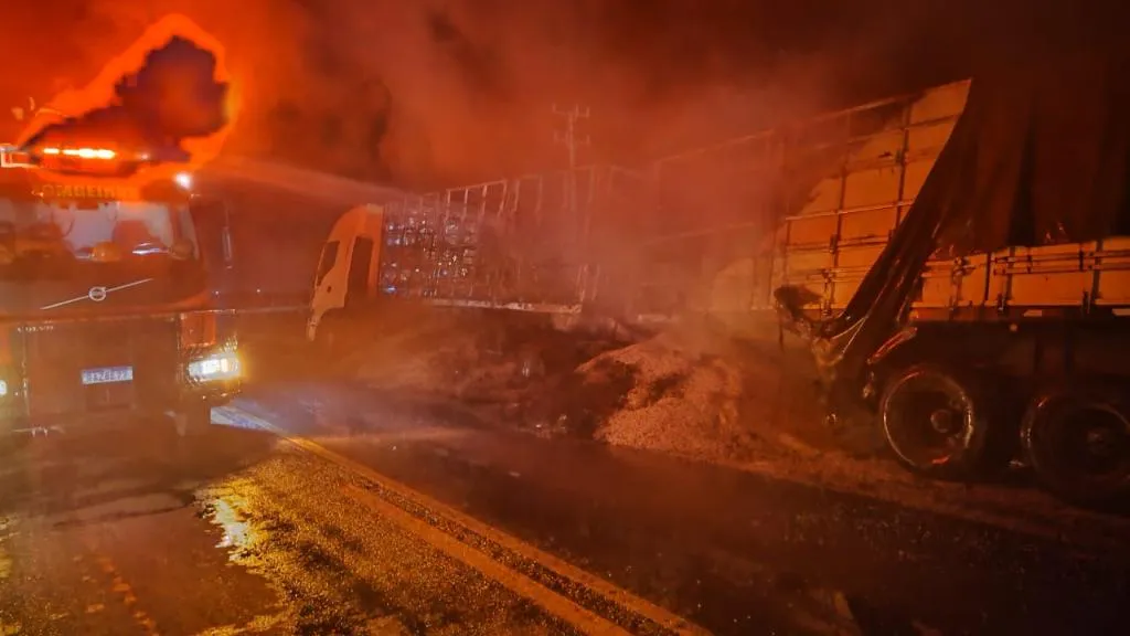 Bombeiros controlam incêndio em carreta com carga de soja em Mato Grosso