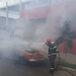 Corpo de Bombeiros controla incêndio em fusca no centro de Campo Novo do Parecis