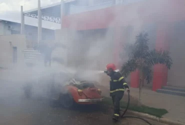 Corpo de Bombeiros controla incêndio em fusca no centro de Campo Novo do Parecis