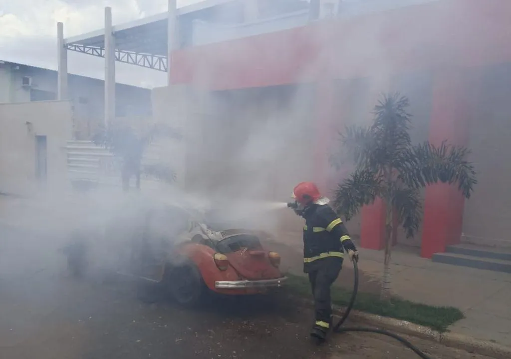 Corpo de Bombeiros controla incêndio em fusca no centro de Campo Novo do Parecis