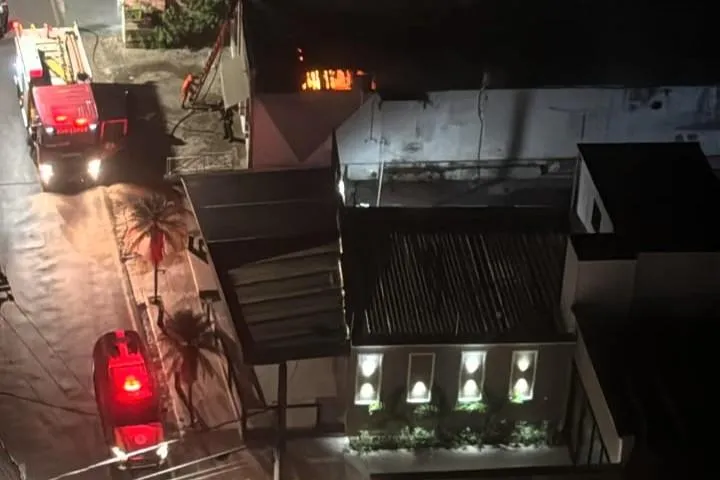 Incêndio em loja de roupas em Cuiabá é controlado pelo Corpo de Bombeiros