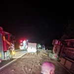 Homem é socorrido após tombamento de carreta em Paredão Grande