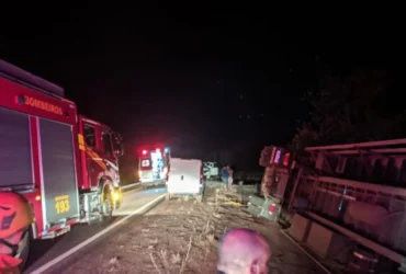 Homem é socorrido após tombamento de carreta em Paredão Grande