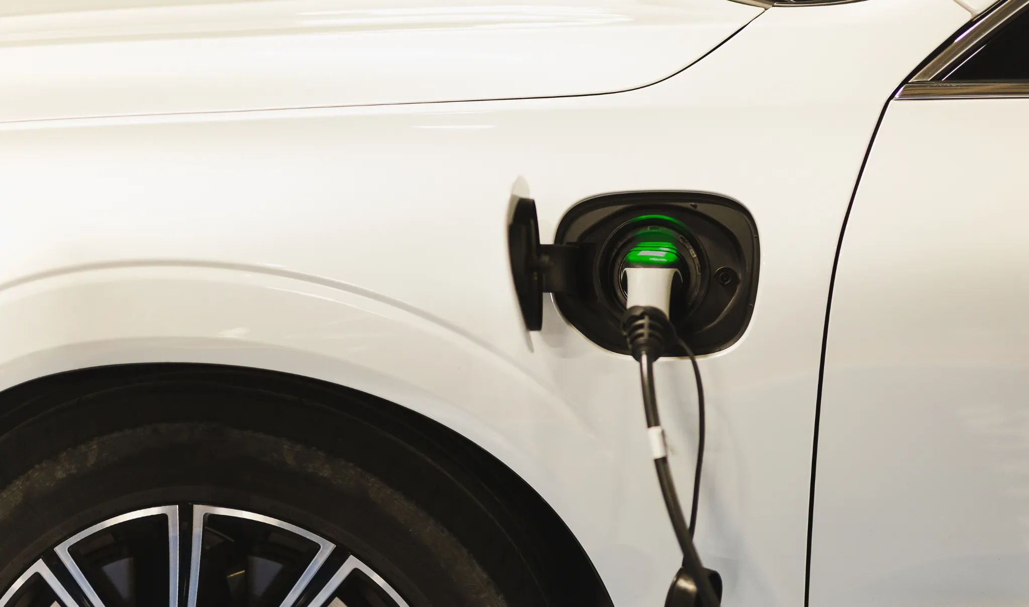 Frotas corporativas adotam veículos elétricos para reduzir emissões e custos operacionais.