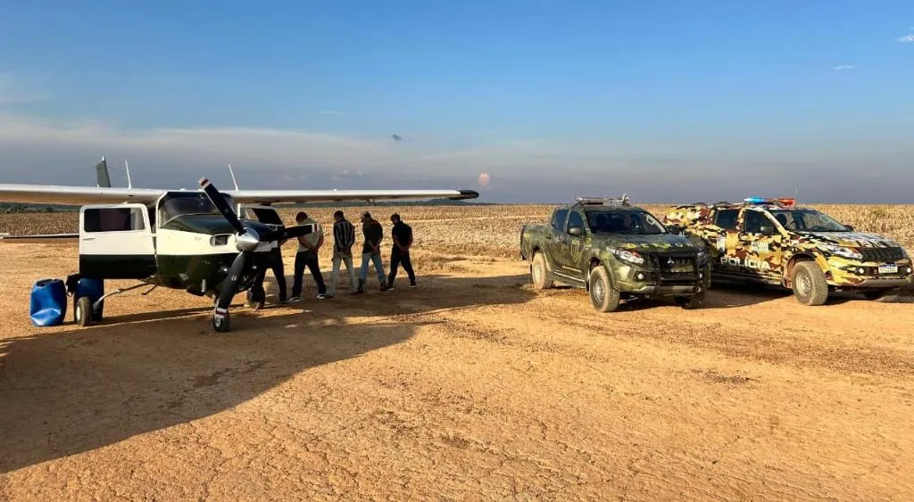 Gefron apreende aeronave em Juara e prende seis por tráfico de drogas