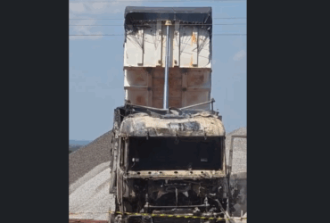 Vítima foi identificada como Roberto Salviano; veículo incendiou após descarga elétrica em São José do Rio Claro