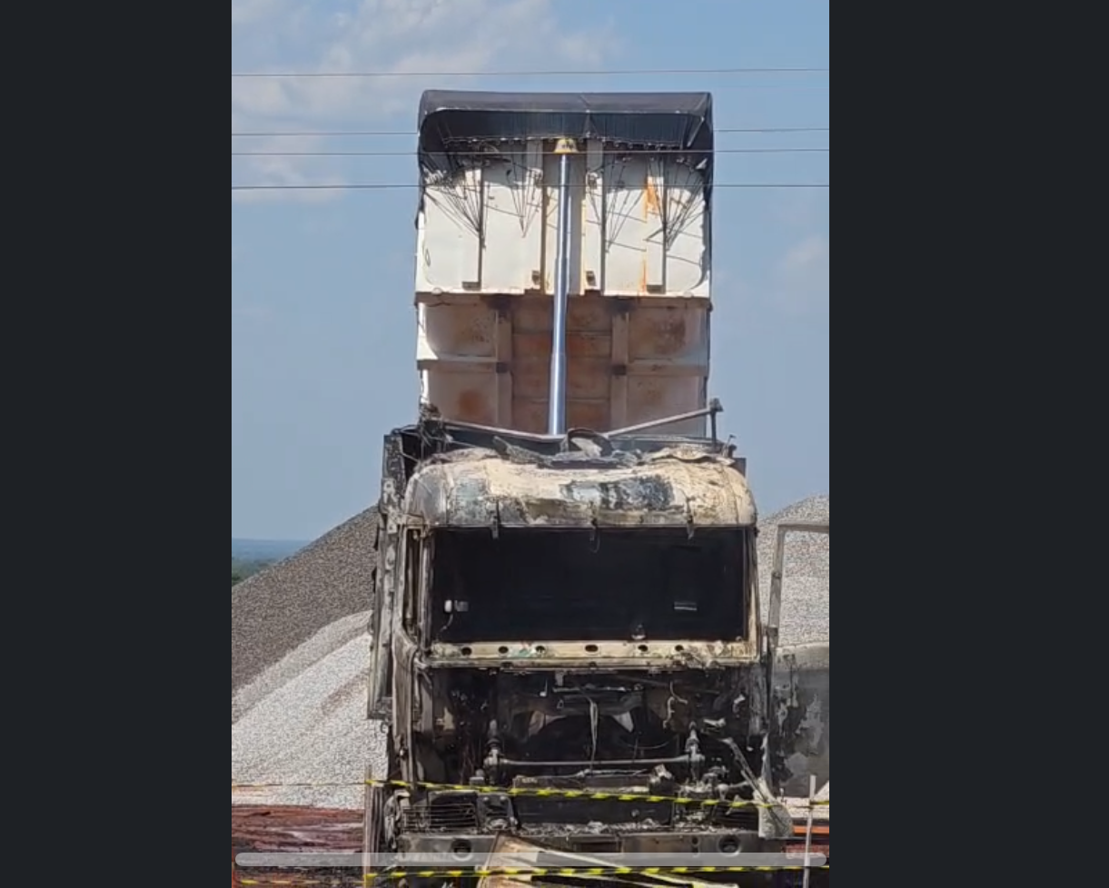 Vítima foi identificada como Roberto Salviano; veículo incendiou após descarga elétrica em São José do Rio Claro