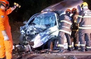 Colisão ocorreu na noite de terça-feira (23), deixou uma pessoa morta e quatro feridas; rodovia precisou ser interditada nos dois sentidos