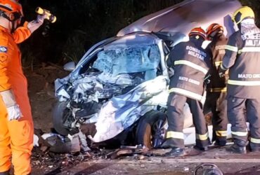 Colisão ocorreu na noite de terça-feira (23), deixou uma pessoa morta e quatro feridas; rodovia precisou ser interditada nos dois sentidos