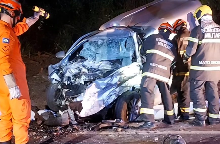 Colisão ocorreu na noite de terça-feira (23), deixou uma pessoa morta e quatro feridas; rodovia precisou ser interditada nos dois sentidos