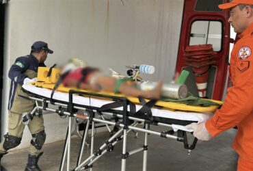 Menino foi socorrido em estado gravíssimo pelo Corpo de Bombeiros e encaminhado ao Hospital Regional; PRF apura as circunstâncias do acidente.
