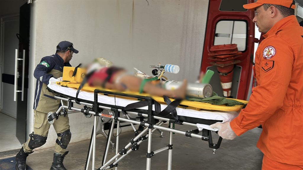 Menino foi socorrido em estado gravíssimo pelo Corpo de Bombeiros e encaminhado ao Hospital Regional; PRF apura as circunstâncias do acidente.