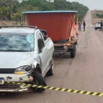 A colisão envolveu uma motocicleta Yamaha Fazer azul e uma picape VW Saveiro prata, que transportava uma piscina em um reboque.