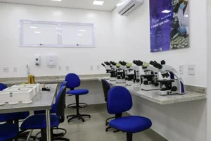 Lacen de Mato Grosso amplia laboratório de genética com novos exames para doenças raras