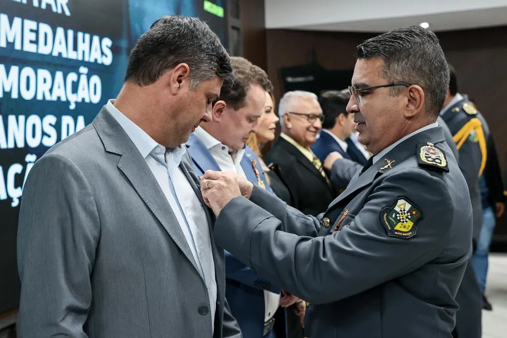 Polícia Militar de Mato Grosso homenageia mais de 200 autoridades com medalha de 190 anos