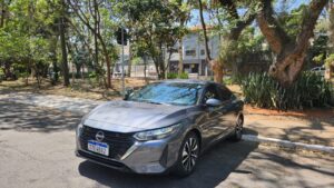 Nissan Sentra 2026 mostra consistência no segmento de sedãs médios