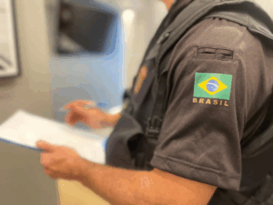 Investigação revelou que o homem armazenava material de abuso infantil e usava os arquivos para extorquir vítimas, exigindo novas imagens