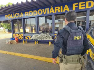 PRF apreende 47 kg de skunk e cumpre mandado na BR-364 em Rondonópolis (MT)