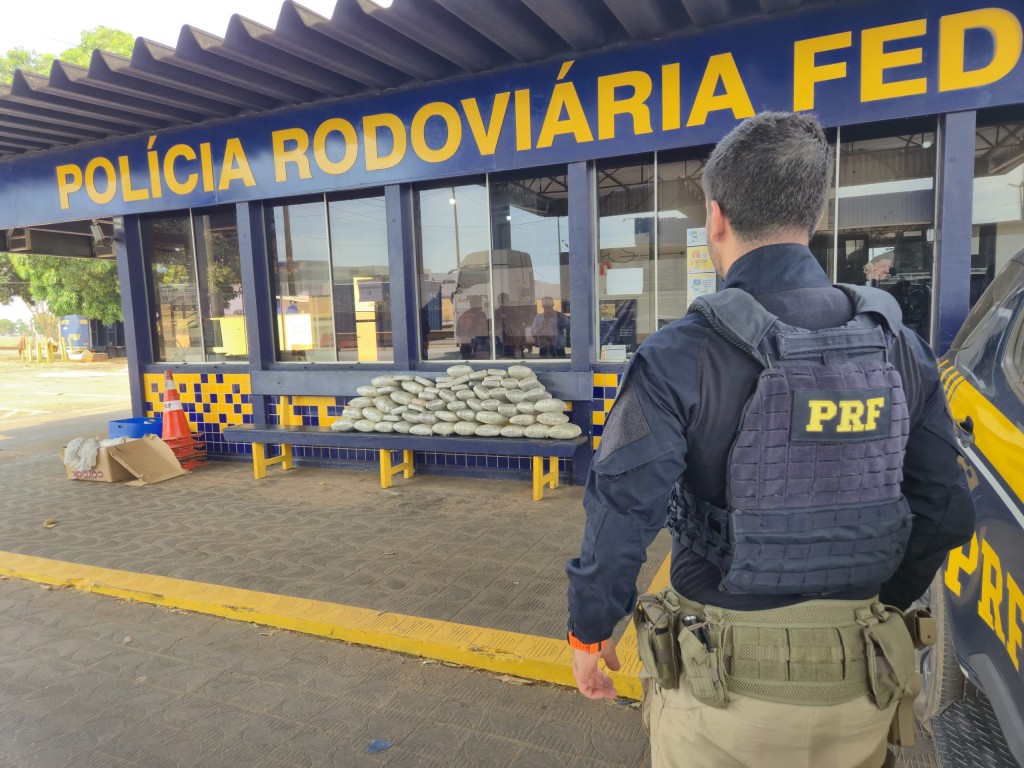 PRF apreende 47 kg de skunk e cumpre mandado na BR-364 em Rondonópolis (MT)