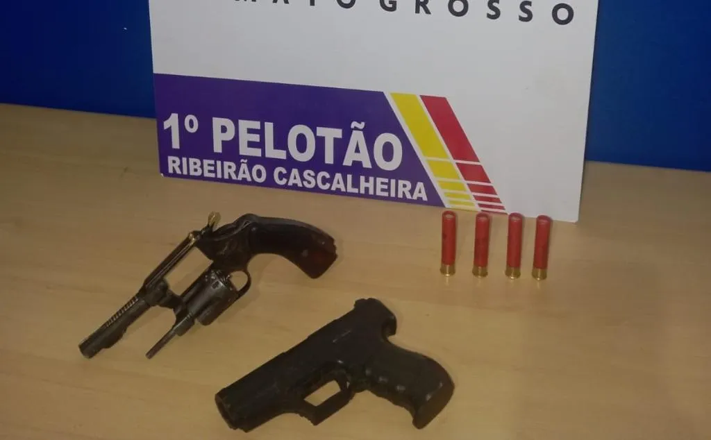 Polícia Militar prende homens por porte ilegal de arma em Ribeirão Cascalheira