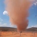 Fenômeno foi registrado em vídeo por um trabalhador e chegou a danificar telhas e uma caixa d’água; especialistas explicam diferença entre redemoinho e tornado