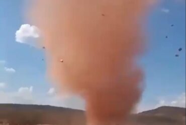 Fenômeno foi registrado em vídeo por um trabalhador e chegou a danificar telhas e uma caixa d’água; especialistas explicam diferença entre redemoinho e tornado