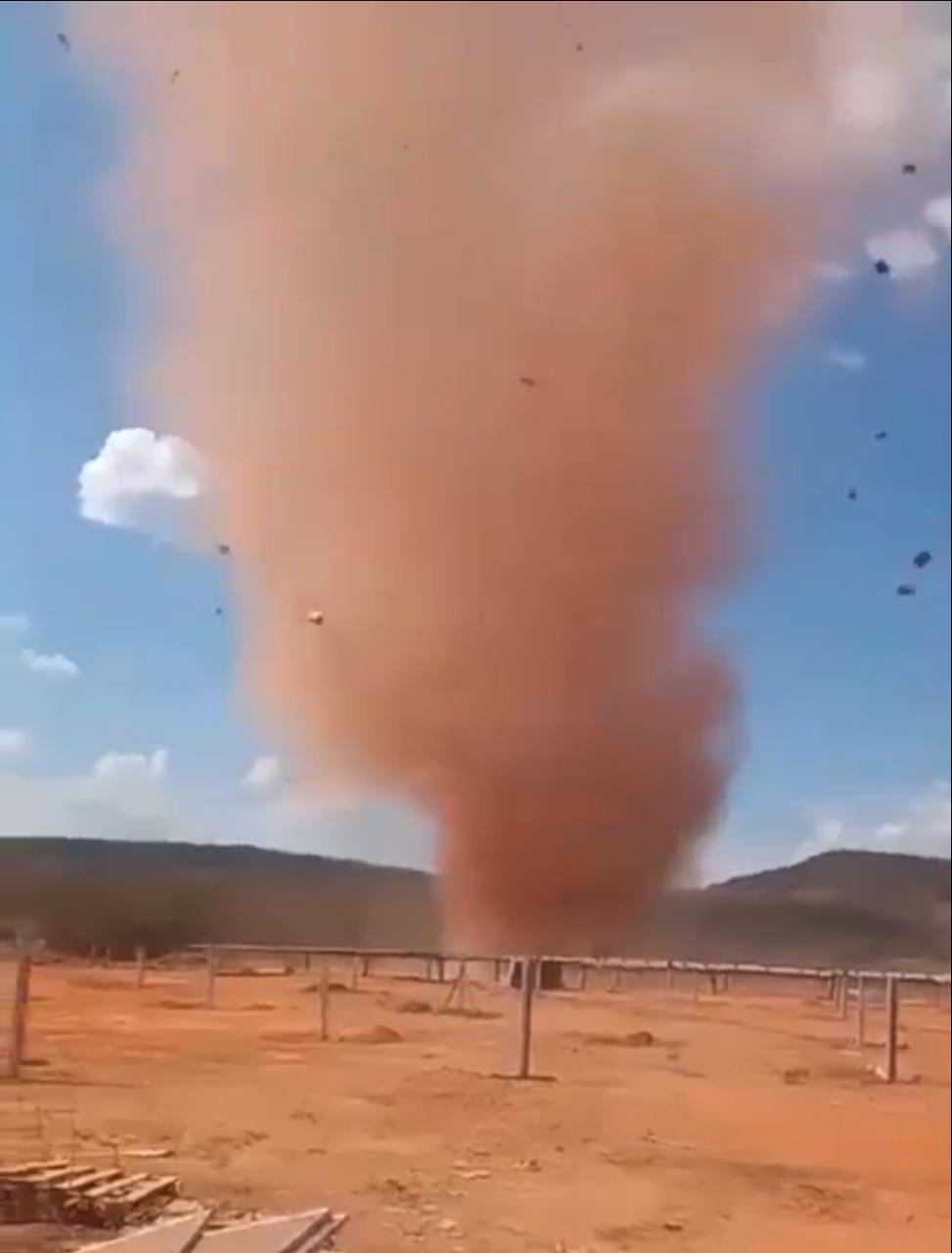 Fenômeno foi registrado em vídeo por um trabalhador e chegou a danificar telhas e uma caixa d’água; especialistas explicam diferença entre redemoinho e tornado