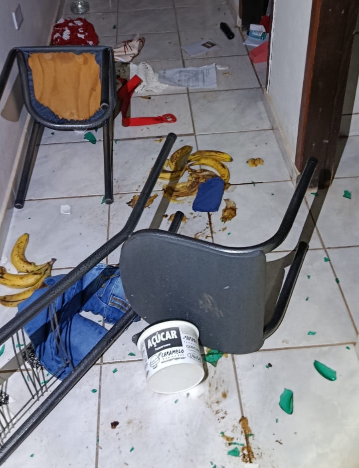 Homem é preso após quebrar móveis de casa em Lucas do Rio Verde