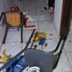 Suspeito, em visível estado de embriaguez, teria quebrado móveis, jogado comida no chão e ameaçado incendiar a residência