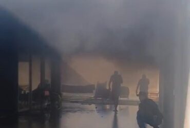Chamas começaram em aparelho de ar-condicionado; Corpo de Bombeiros alerta para manutenção preventiva em época de calor intenso