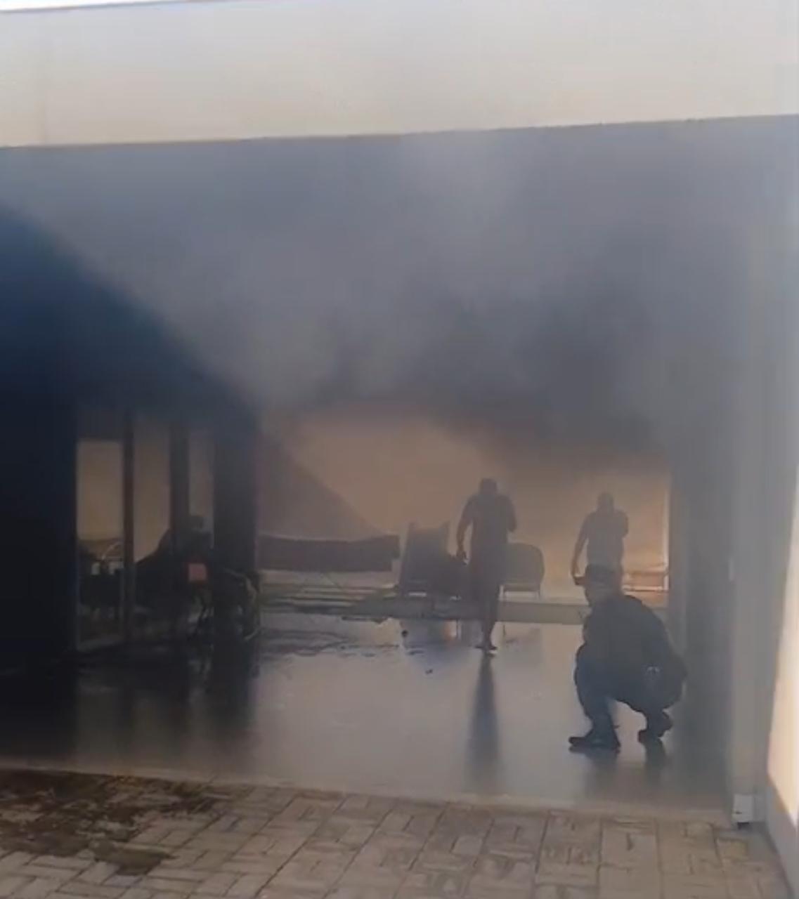 Chamas começaram em aparelho de ar-condicionado; Corpo de Bombeiros alerta para manutenção preventiva em época de calor intenso