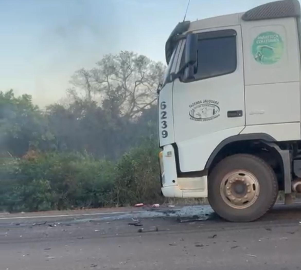 Dois jovens morrem em colisão entre motocicleta e caminhão na MT-246 em Barra do Bugres
