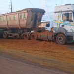 Parte da carga caiu sobre a pista após manobra brusca do motorista para evitar colisão; Corpo de Bombeiros e Guarda Civil atuaram na liberação da via