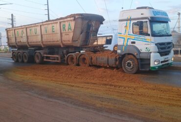 Parte da carga caiu sobre a pista após manobra brusca do motorista para evitar colisão; Corpo de Bombeiros e Guarda Civil atuaram na liberação da via