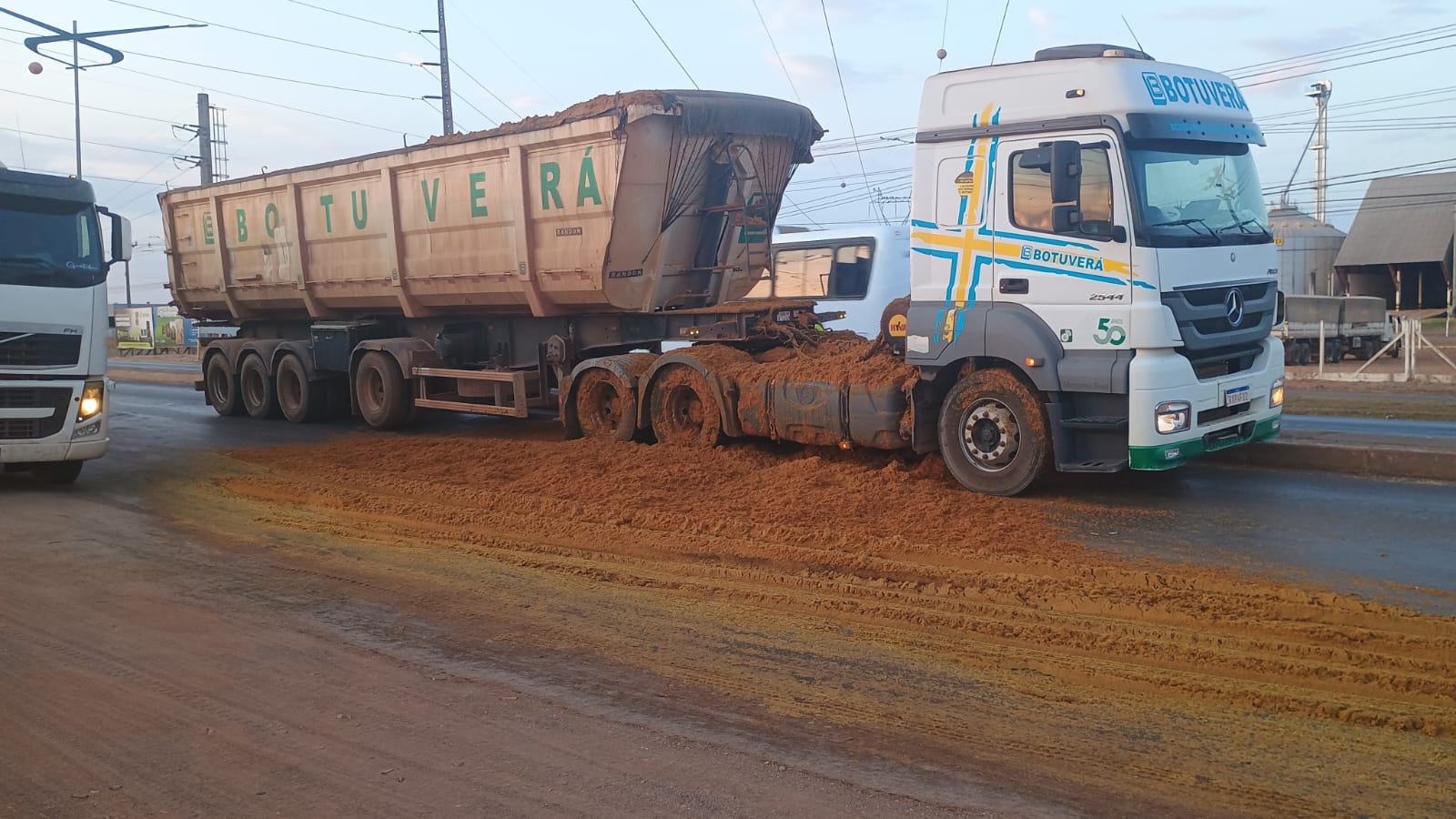 Parte da carga caiu sobre a pista após manobra brusca do motorista para evitar colisão; Corpo de Bombeiros e Guarda Civil atuaram na liberação da via