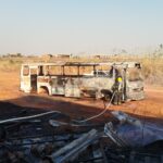 Um ônibus antigo pegou fogo na tarde desta terça-feira (02), no Setor Industrial Cinco, em Lucas do Rio Verde