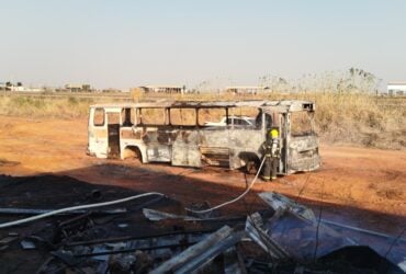 Um ônibus antigo pegou fogo na tarde desta terça-feira (02), no Setor Industrial Cinco, em Lucas do Rio Verde