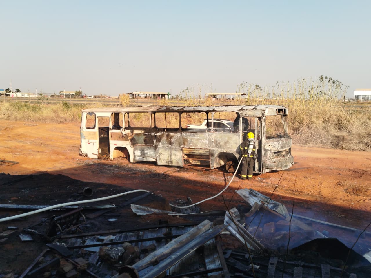 Um ônibus antigo pegou fogo na tarde desta terça-feira (02), no Setor Industrial Cinco, em Lucas do Rio Verde