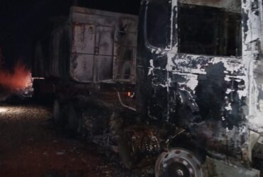 Incêndio destruiu cabine do veículo; bombeiros usaram cerca de 11 mil litros de água no combate às chamas