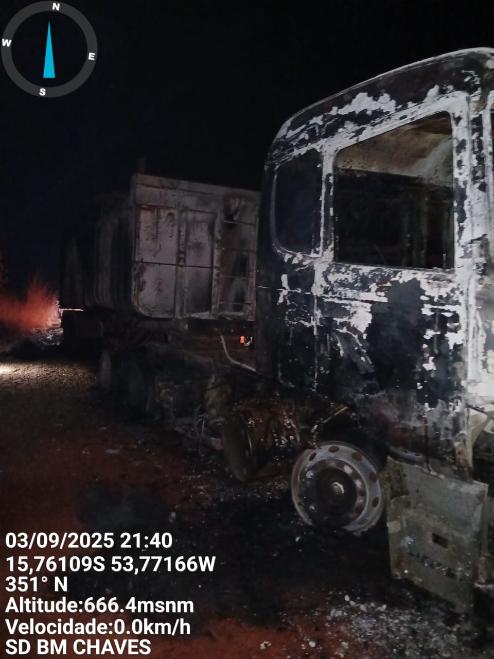 Incêndio destruiu cabine do veículo; bombeiros usaram cerca de 11 mil litros de água no combate às chamas