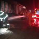Incêndio destruiu cabine do veículo; bombeiros usaram cerca de 11 mil litros de água no combate às chamas
