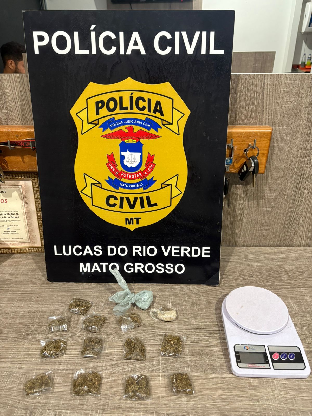 Suspeito já era conhecido da polícia e foi flagrado com porções de maconha e balança de precisão no bairro Jardim das Palmeiras