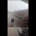 Estrutura metálica atingiu telhado, veículo e bomba de combustível; meteorologistas apontam frente fria como causa das rajadas intensas de vento