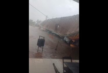Estrutura metálica atingiu telhado, veículo e bomba de combustível; meteorologistas apontam frente fria como causa das rajadas intensas de vento