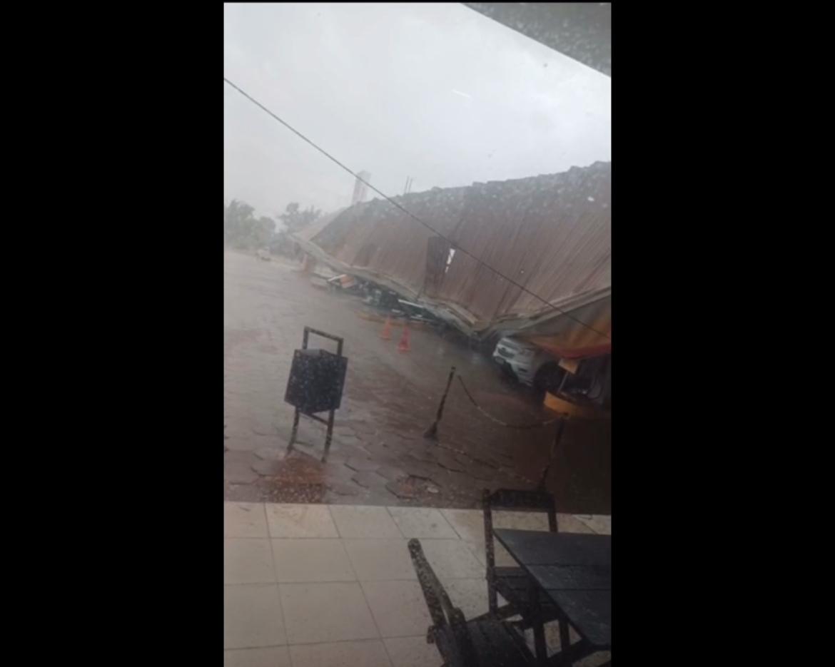 Estrutura metálica atingiu telhado, veículo e bomba de combustível; meteorologistas apontam frente fria como causa das rajadas intensas de vento