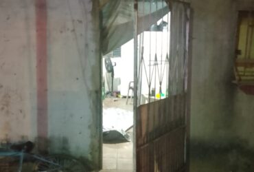 Suspeito chegou em uma motocicleta, efetuou diversos disparos contra as vítimas e fugiu; Polícia Civil e Politec investigam o caso.