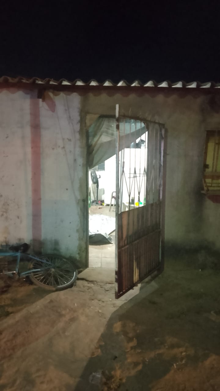 Suspeito chegou em uma motocicleta, efetuou diversos disparos contra as vítimas e fugiu; Polícia Civil e Politec investigam o caso.