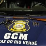 Durante a abordagem, foram apreendidas duas armas de fogo e diversas munições na residência do suspeito, que tentou enganar os agentes.